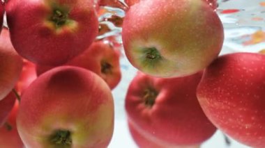 Suyun altında yüzen kırmızı elmalar. Asgari Estetik Hareket