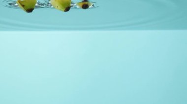 Kabarcıklı Sulu Muz Düşürme Yavaş Hareketli.