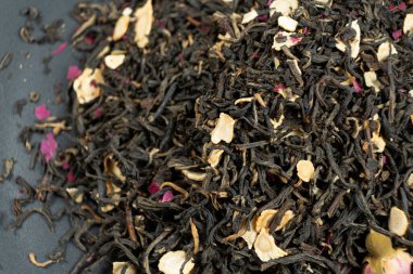 Ginseng ve Rose Petals Macro Top Manzaralı Gevşek Siyah Çay.