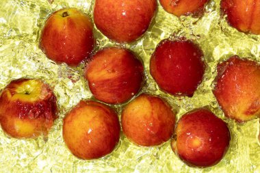 Tam Olgun Şeftali Suyu. Dalgalanmalar ve Sıçramalarla Üst Görünüm