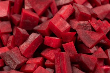 Kırmızı pancar, taze ve pişmemiş sebze parçaları..