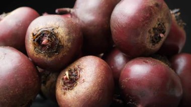 Organik Kırmızı Pancar Sebzesi Soyulmamış ve Kesilmemiş.