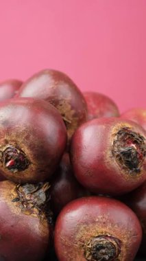 Organik Kırmızı Pancar Sebzesi Soyulmamış ve Kesilmemiş.