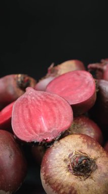 Taze kırmızı pancar pancarı, bütün ve yarı yarıya..