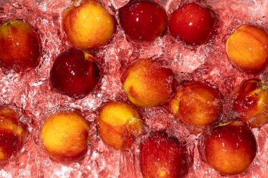 Suda Taze Şeftali. Su Hareketli Üst Görünüm Bileşimi