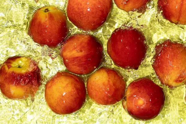 Tam Olgun Şeftali Suyu. Dalgalanmalar ve Sıçramalarla Üst Görünüm