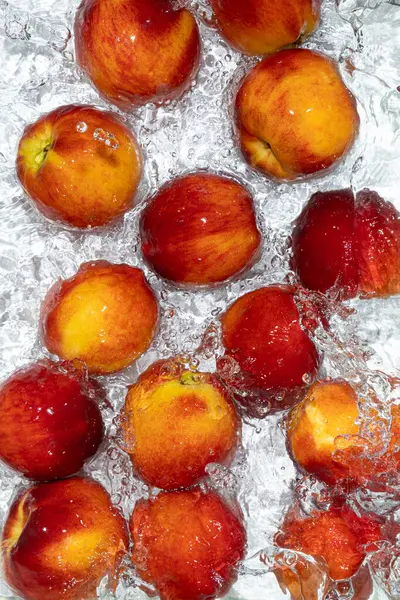 Temiz suda yüzen sulu taze şeftaliler. Estetik Üst Görünüm