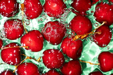 Tatlı Kirazların Suya Sıçrayışının Üst Manzarası