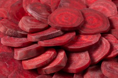 Taze kırmızı pancar mükemmel raundlara bölündü, pişirmeye hazır..