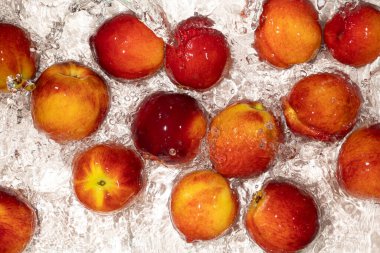 Splash 'le canlı şeftali suyu. Yaz Meyve Sahnesi