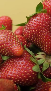 Olgun taze çilek makrosu, temiz tahıllar, dikey meyve arkaplanı..