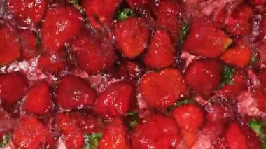 Suyun içinde olgun çilek, böğürtlen suyu, yaz arkaplanı, üst manzara..