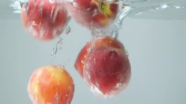 Olgun Şeftaliler Yavaş Çekimde Suya Düşüyor.