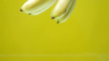 Kabarcıklı Sulu Muz Düşürme Yavaş Hareketli.