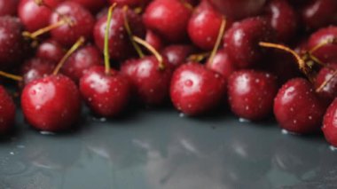 Olgun, sulu, tatlı kiraz suya düşüyor, bir damla su, yavaş çekim.