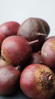 Organik Kırmızı Pancar Sebzesi Soyulmamış ve Kesilmemiş.