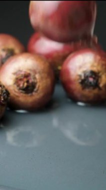 Suya Sıçrayan Tüm Çiğ Pancarın Yavaş Hareketi.