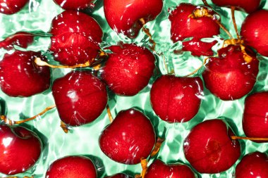 Suda taze kırmızı tatlı kiraz. Yakın plan üst manzara.