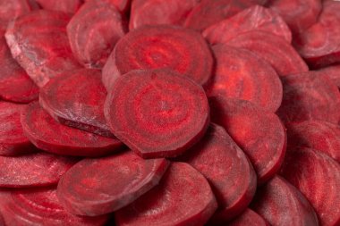 Taze pişmemiş pancar dilimleri..