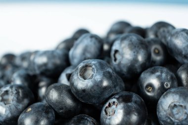 Beyaz arka planda taze yaban mersini izole et.