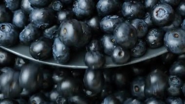 Taze taze sulu yaban mersinleri bir tabaktan dökülüyor, makro yavaş çekim.