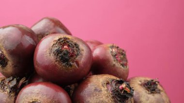 Organik Kırmızı Pancar Sebzesi Soyulmamış ve Kesilmemiş.