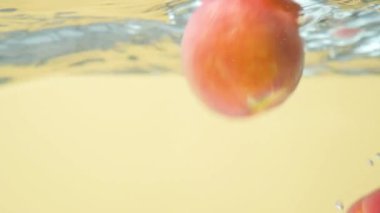 Şeftalinin Temiz Sudaki Etkisinin Sualtı Görünümü.