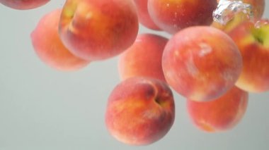 Dinamik Su Fıskiyesi Tüm Şeftali ile, Yavaş Hareketli Makro.