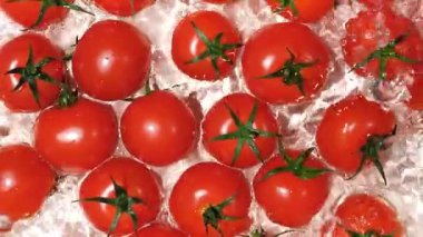 Yavaş Çekimde Domatesli Estetik Su Sıçrıyor