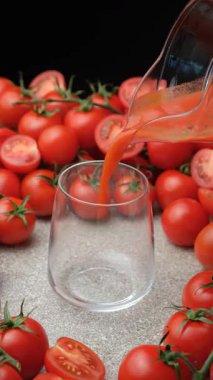 Doğal Organik Domates Suyu Bardağa, Çiftlik Domateslerine Döküldü