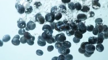 Suya düşen yabanmersini. Kabarcıklar ve Yavaş Hareket Sıçraması