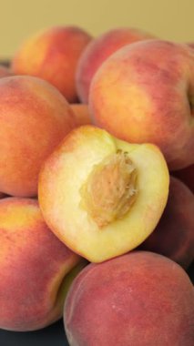 Sulu Şeftali Yığını. Doğal Yaz Meyveleri Dönüşümü.