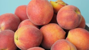 Sulu Şeftali Yığını. Doğal Yaz Meyveleri Dönüşümü.