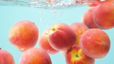 Şeftalinin Yavaş Düşüşü Suya Düşüşü, Serinletici Sıçrama.