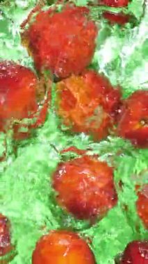 Su yüzeyindeki Şeftali Hareketinin Yavaş Hareketi Estetik Çekimi.