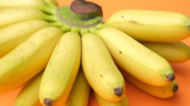 Mini bebek muzları yakın çekim dönüşümlü..