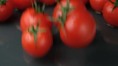 Taze olgun domates yavaş çekimde düşüyor, su sıçrıyor.