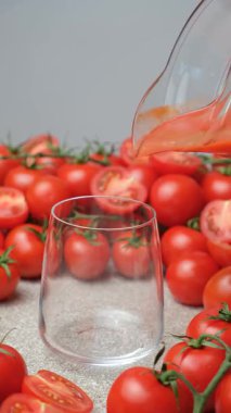 Doğal Organik Domates Suyu Bardağa, Çiftlik Domateslerine Döküldü