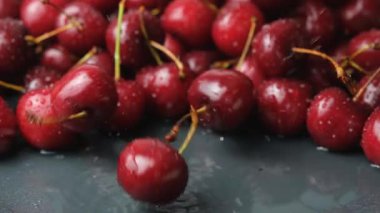 Suya düşen olgun, tatlı kiraz. Yavaş Çekimde Tazeliğin Sıçrayışı