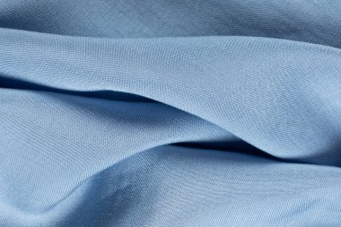 Sanatsal Soyut Tasarım ve Metin Uzayı ile Pürüzsüz Mavi Kumaş Arkaplanı.