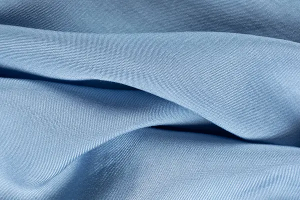 Sanatsal Soyut Tasarım ve Metin Uzayı ile Pürüzsüz Mavi Kumaş Arkaplanı.