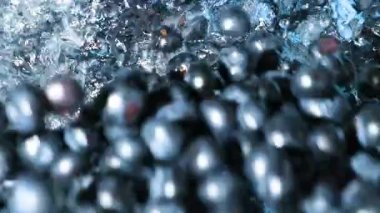 Taze yaban mersinleri suya düşüyor yavaş çekim üst görüntüye sıçrıyor.