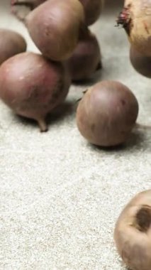 Taze Çiğ Kırmızı Pancarlar Taş yüzeyde Yuvarlanıyor Dikey Yavaş Hareket.