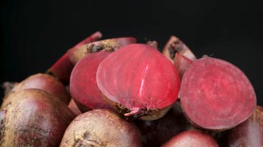 Taze kırmızı pancar pancarı, bütün ve yarı yarıya..