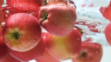 Taze Kırmızı Elmalı Sanatsal Sualtı Sahnesi