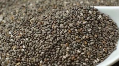 Chia tohumları kaşıktan dökülüyor, makro yavaş çekim..