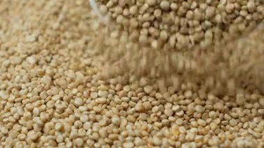 Beyaz kinoa kaşıktan dökülüyor, makro ağır çekim..