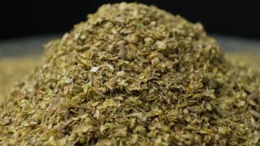 Oregano Doğal Baharatı Yığın Macro Yavaş Hareketine Dökülüyor