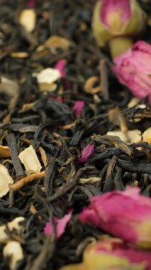 Bitkisel siyah çay karışımı. Ginseng ve Gül Yaprakları Yavaş Hareket Dikey.