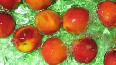 Olgun Şeftalilerin Suda Dalgalanan Yavaş Hareketli Üst Manzarası.